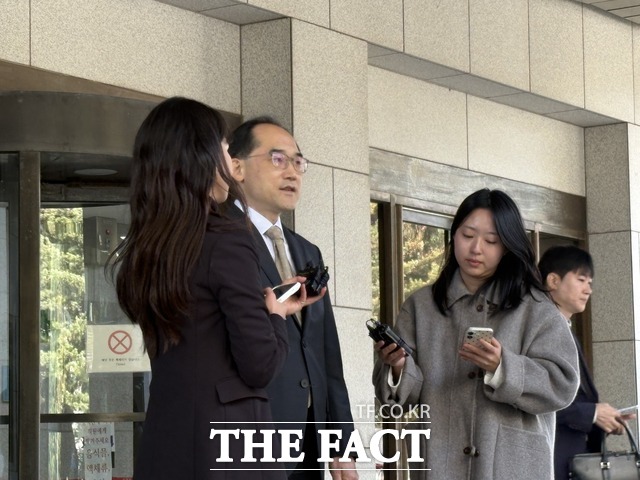 오는 31일 김건희 여사의 구속기간 만료를 앞두고 추가 구속을 요청한 민중기 특별검사팀(김건희 특검) 김한수 특검보가 27일 오후 서울 서초구 대법원 앞에서 입장을 밝히고 있다. /정예은 기자