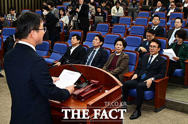 김민석 더불어민주당 대표(오른쪽)가 27일 오후 서울 여의도 국회에서 열린 의원총회에 참석해 한병도 원내대표(왼쪽)의 모두발언을 듣고 있다. /국회=배정한 기자