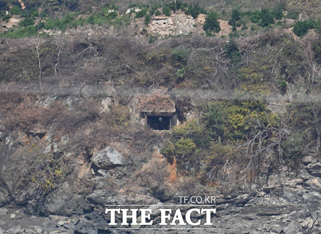27일 오후 북한이 군사분계선(MDL) 일대의 화력 강화를 예고한 가운데 인천 강화도 일대에서 바라본 북한 개성시 고군리 인근에 북한군의 122mm 견인포로 추정되는 포신이 보이고 있다. /강화=박헌우 기자