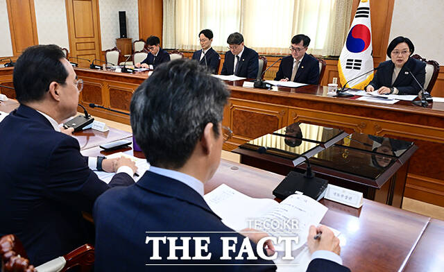 한성숙 국무총리가 27일 오후 서울 종로구 정부서울청사에서 열린 제4차 범부처 주택 신속공급 점검회의에 참석해 모두발언을 하고 있다. /임영무 기자
