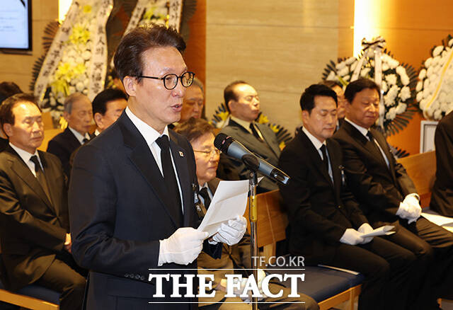 헌화하는 김민석 더불어민주당 대표(왼쪽)와 장동혁 국민의힘 대표.