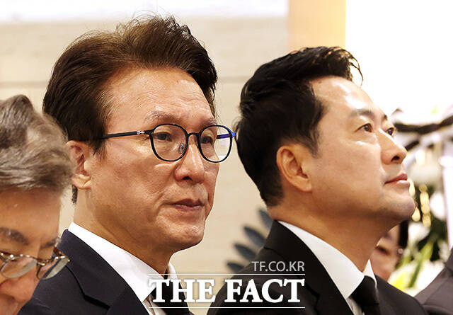 김민석 더불어민주당 대표(왼쪽)와 장동혁 국민의힘 대표가 27일 오전 서울 강남구 삼성서울병원 장례식장에서 엄수된 고 최형우 전 내무부 장관 영결식에 참석해 있다. /남용희 기자