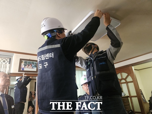서울 마포구(구청장 유동균)의 민선 9기 역점 공약사업 '그냥해드림센터'가 27일 개소했다. 사진은 '그냥해드림센터' 수리 인력들이 마포구 노고산동의 한 주택에 거주하는 윤모(83) 씨의 집 내부를 수리하고 유동균 마포구청장(왼쪽)이 이를 바라보고 있는 모습. /김명주 기자