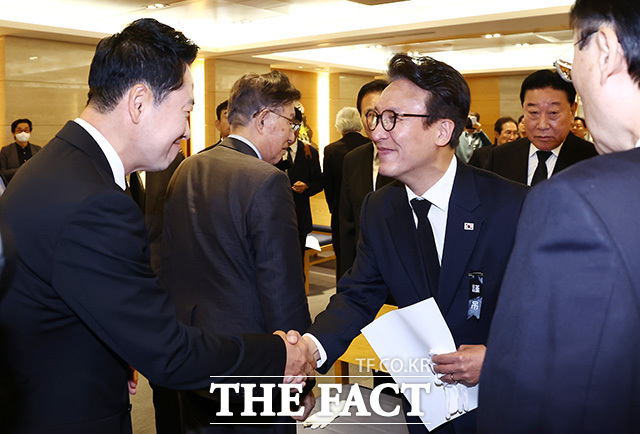 헌화하는 김민석 더불어민주당 대표(왼쪽)와 장동혁 국민의힘 대표.