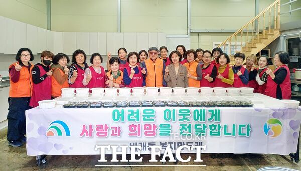 대전시 대덕구 비래동 복지만두레가 27일 홀몸 어르신과 장애인 등 스스로 식사를 챙기기 어려운 취약계층 30세대에 직접 만든 밑반찬을 전달하고 안부를 살폈다. /대전시 대덕구