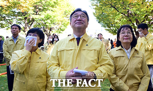 윤호중 행정안전부 장관(가운데)이 27일 오후 서울 종로구 정부서울청사에서 열린 화재 대피 민방위 훈련에 참석해 투척용 소화기를 실습하고 있다. /임영무 기자
