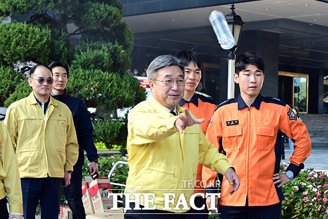 윤호중 행정안전부 장관(가운데)이 27일 오후 서울 종로구 정부서울청사에서 열린 화재 대피 민방위 훈련에 참석해 투척용 소화기를 실습하고 있다. /임영무 기자