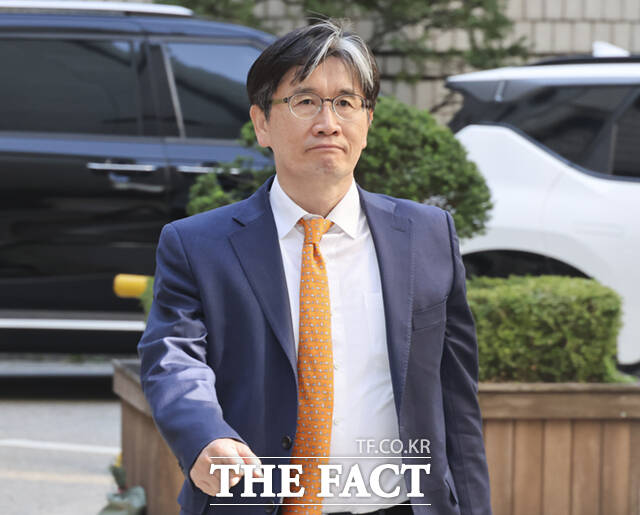 오동운 공수처장이 지난 8일 오전 서울 서초구 서울중앙지법에서 열린 직무유기 혐의 1심 공판에 출석하고 있다. /이새롬 기자