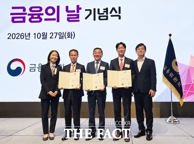 최명희 BNK경남은행 개인고객그룹 그룹장(왼쪽 첫 번째)이 표창을 수상한 거래 고객들과 기념 촬영을 하고 있다. / BNK경남은행