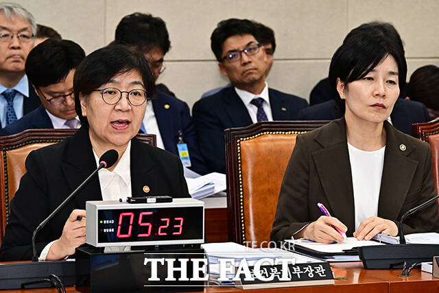 정은경 보건복지부 장관(왼쪽 두번째)이 27일 오후 서울 여의도 국회 보건복지위원회에서 열린 종합감사에 출석해 질의에 답변을 하고 있다. /국회=배정한 기자