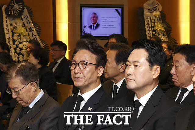 헌화하는 김민석 더불어민주당 대표(왼쪽)와 장동혁 국민의힘 대표.