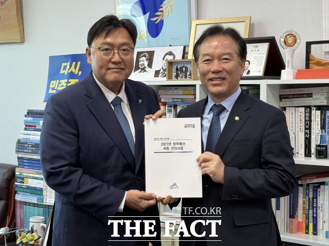 조상호 세종시장(왼쪽)이 27일 정태호 예산결산특별위원회 간사를 만나 핵심 현안사업의 국비확보 협조를 요철했다. /세종시