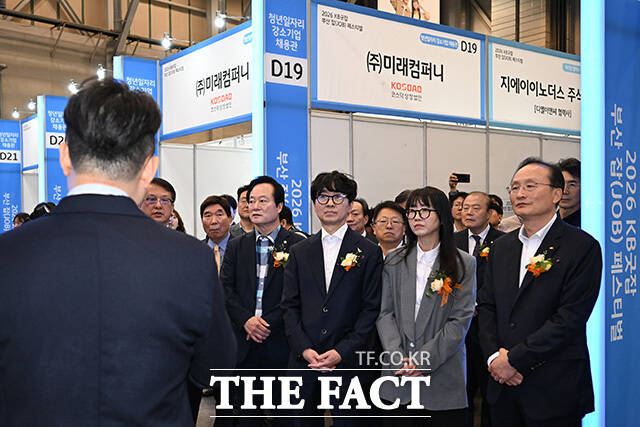 장항준 감독과 김은희 작가, 이환주 KB국민은행장(왼쪽 세 번째부터 오른쪽으로)이 26일 오전 부산 해운대구 벡스코 제1전시장 1홀에서 열린 '2026 KB굿잡 부산 잡(JOB) 페스티벌'에 참석해 참여 업체 관계자로부터 설명을 듣고 있다. /부산=송호영 기자