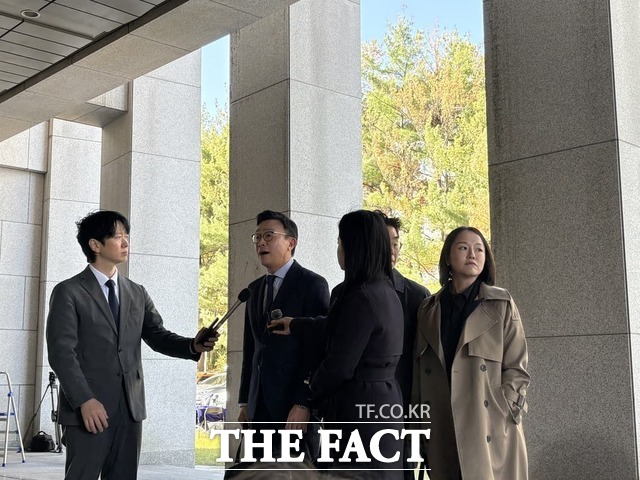 김건희 여사 측 변호인단이 김 여사의 추가 구속영장 심문이 열린 27일 오후 서울 서초구 대법원 앞에서 입장을 밝히고 있다. /정예은 기자