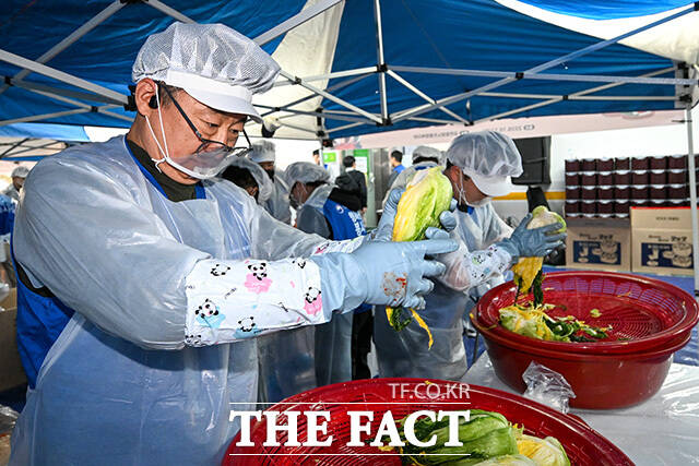 박하선이 김치를 담그고 있다.