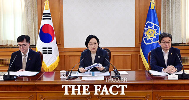 한성숙 국무총리가 27일 오후 서울 종로구 정부서울청사에서 열린 제4차 범부처 주택 신속공급 점검회의에 참석해 모두발언을 하고 있다. /임영무 기자
