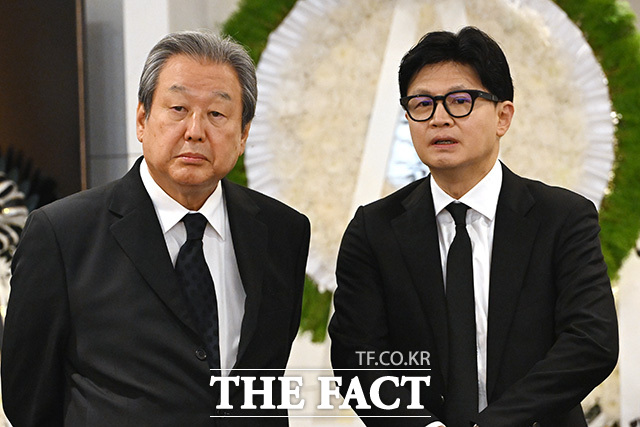 당내에서는 오 시장에게 다른 야권 주자들과 차별화된 역할론을 주문하는 목소리가 나온다. 사진은 김무성 전 새누리당 대표(왼쪽)와 한동훈 무소속 의원이 27일 오전 서울 강남구 삼성서울병원 장례식장에서 진행된 고(故) 최형우 전 내무부 장관 영결식에 참석해 대화를 나누는 모습./남용희 기자