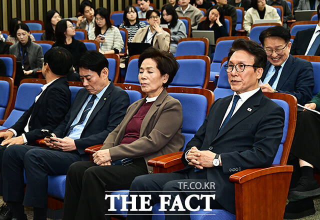 한병도 더불어민주당 원내대표가 27일 오후 서울 여의도 국회에서 열린 의원총회에 참석해 모두발언을 하고 있다. /국회=배정한 기자