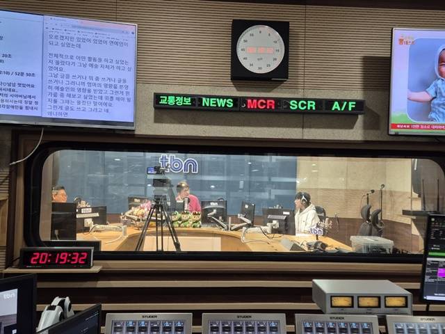 한국도로교통공단tbn교통방송의 대표 음악 프로그램 ‘김승현의 가요본색’을 연출하는 최은진 PD가 제319회 '이달의 PD상'을 수상했다. 같은 방송사 가족사랑 특집 '나도 K-아빠는 처음이라!'를 연출한 이선영 PD(작가 남효민)도 라디오 시사교양 부문을 수상했다. /한국도로교통공단tbn교통방송