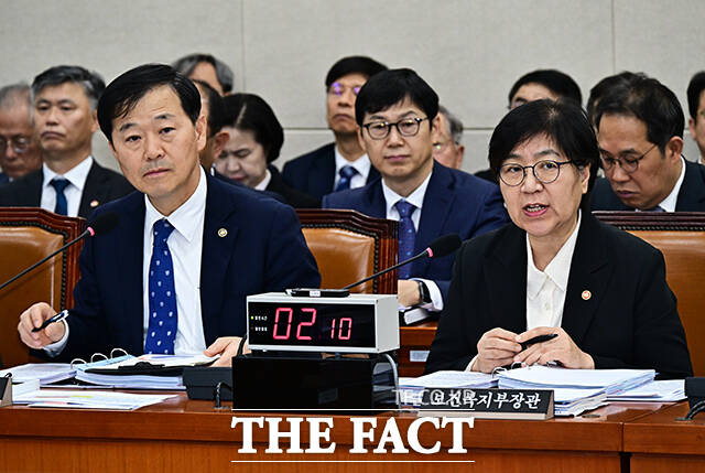 정은경 보건복지부 장관(왼쪽 두번째)이 27일 오후 서울 여의도 국회 보건복지위원회에서 열린 종합감사에 출석해 질의에 답변을 하고 있다. /국회=배정한 기자