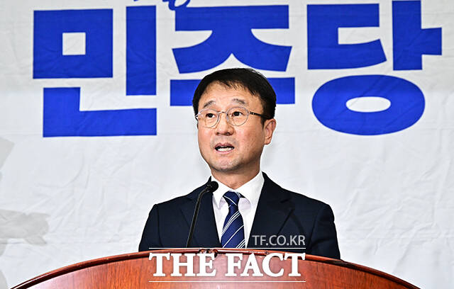 더불어민주당이 주진우 국민의힘 의원에 대한 고발 방침을 밝힌 가운데 국회 내부의 징계 절차가 제 역할을 하지 못하고 있다는 지적이 나온다. 사진은 한병도 민주당 원내대표가 27일 국회 의원총회에서 모두발언을 하는 모습. /배정한 기자