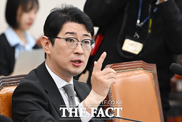 김혜경 여사의 '황제 골프' 의혹을 제기한 주진우 국민의힘 의원이 민주당의 고발 방침에 맞서 무고 혐의로 맞고발하겠다는 입장을 밝혔다. 사진은 주 의원이 26일 국회 법제사법위원회 종합감사에서 발언하는 모습./남용희 기자