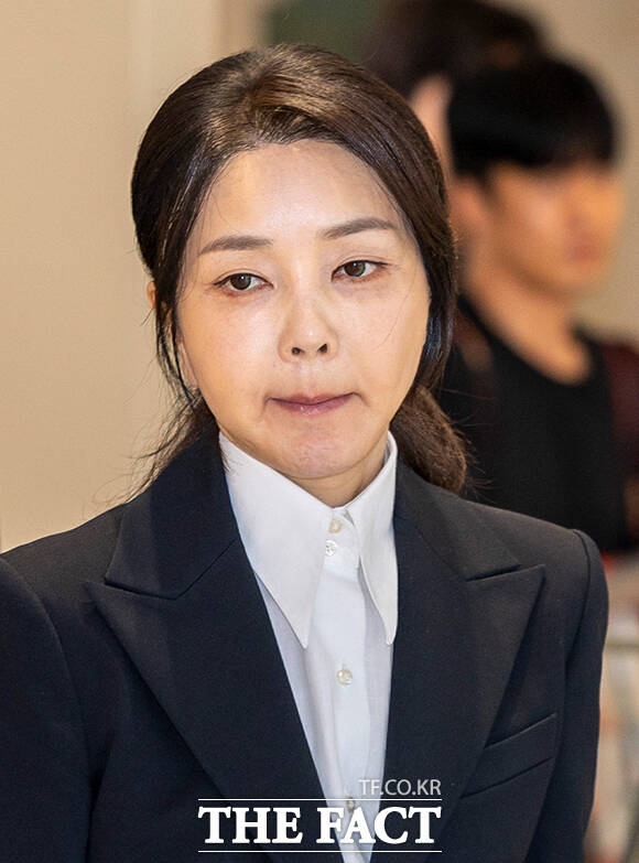 구속 만료를 나흘 앞두고 추가 구속 갈림길에 선 김건희 여사가 구속 심문에서 각종 인사 청탁을 대가로 금품을 수수한 혐의를 직접 부인했다. /사진공동취재단