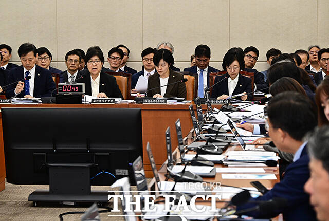 정은경 보건복지부 장관(왼쪽 두번째)이 27일 오후 서울 여의도 국회 보건복지위원회에서 열린 종합감사에 출석해 질의에 답변을 하고 있다. /국회=배정한 기자