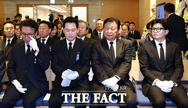 헌화하는 김민석 더불어민주당 대표(왼쪽)와 장동혁 국민의힘 대표.