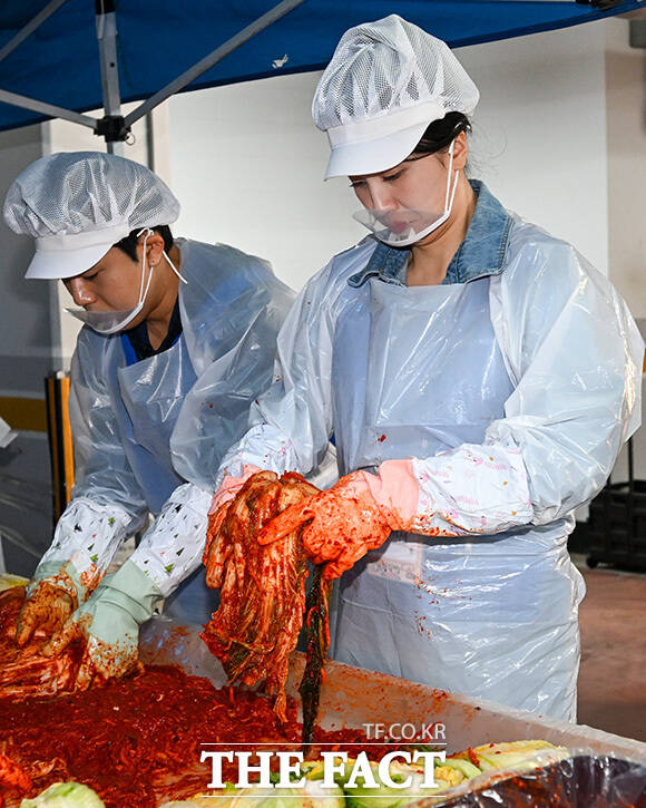 박하선이 김치를 담그고 있다.