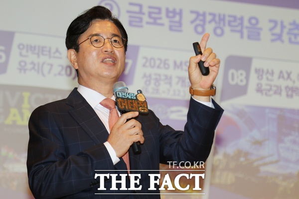 허태정 대전시장이 26일 한남대학교 서의필홀에서 열린 대덕구 상생공감투어에서 대덕구의회 원구성 파행과 관련해 답답하고 안타깝다며 우려를 표했다. 사진은 투어에서 현안 사업에 대해 브리핑하고 있는 모습. /정예준 기자