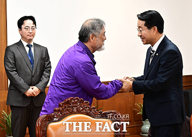 이정민 이태원 참사 유가족협의회 운영위원장(왼쪽 두번째)이 27일 오후 서울 여의도 국회에서 조정식 국회의장(가운데)을 찾아 '이태원 참사 4주기 기억식' 초대장을 전달하고 있다. /국회=배정한 기자