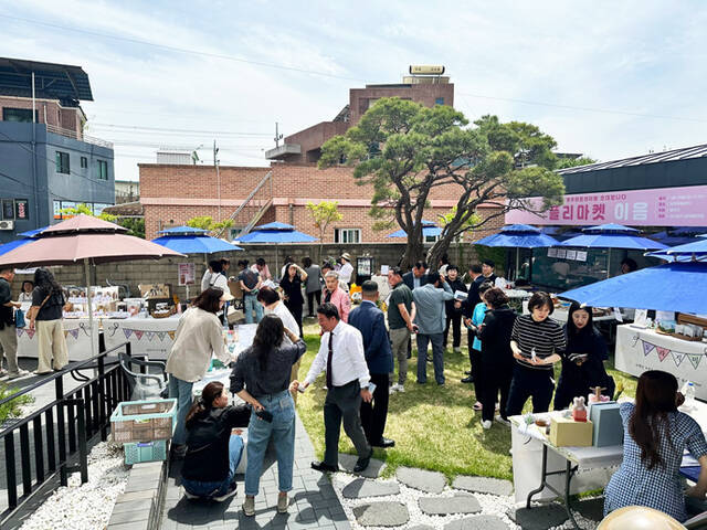 영주시관광협의회는 오는 30일 오전 11시부터 오후 6시까지 영주역 광장에서 ‘2026 영주 이음페스티벌’을 개최한다. 지난해 영주 이음센터에서 열린 이음페스티벌 모습. /영주시