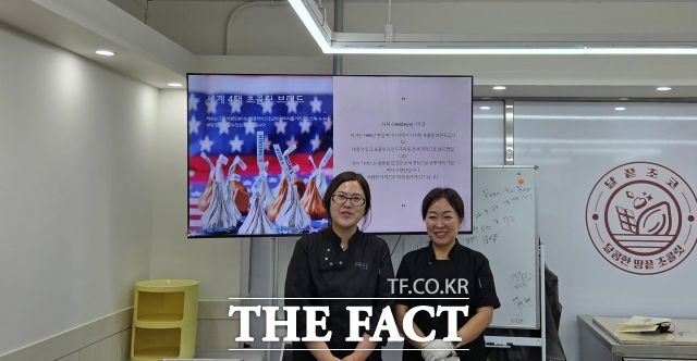 초콜릿거리 거점 공간 달끝초코는 협동조합형태로 운영된다. 김미수 이사장, 최은광 이사는 해남에서 나고 자란 이십년지기 친구다. 원도심 활성화에 기여하는 것이 이들의 바람이다. /김영신 기자