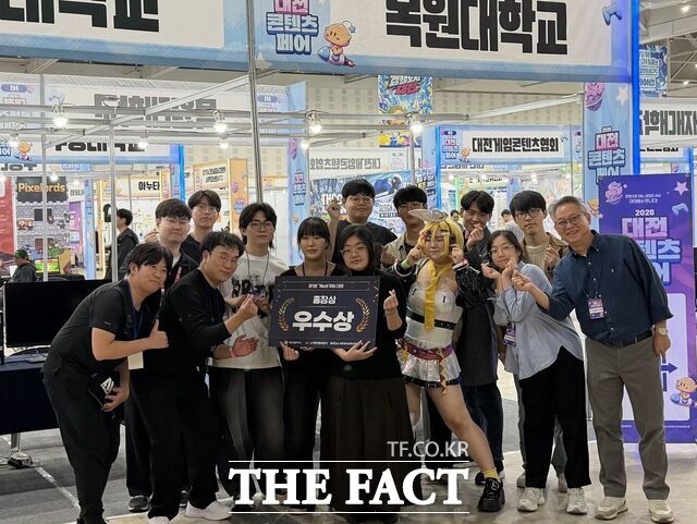 대전컨벤션센터에서 열린 ‘2026 대전콘텐츠 페어’에서 목원대 게임소프트웨어공학과 학생들이 기념촬영을 하고 있다. /목원대