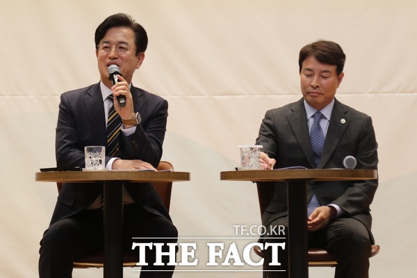 허태정 대전시장이 27일 민선9기 상생공감투어 마지막 일정인 서구를 방문한 가운데 서구청 구봉산홀에서 전문학 서구청장과 함께 주민들과의 대화를 진행하고 있다. /정예준 기자