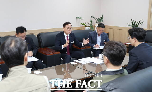 윤희신 태안군수(가운데) 26일 태안해안국립공원사무소를 방문해 업무 협의를 하고 있다. /태안군
