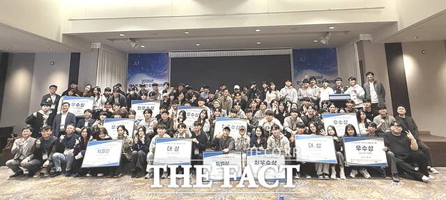‘2026 캡스톤디자인 및 AI 해커톤’ 시상식에서 2개 분야 대상을 수상한 순천향대 재학생 참여 연합팀이 기념촬영을 하고 있다. /순천향대학교