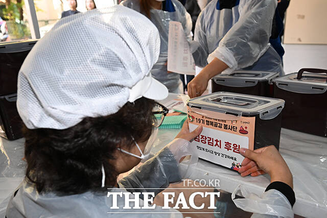 박하선이 김치를 담그고 있다.