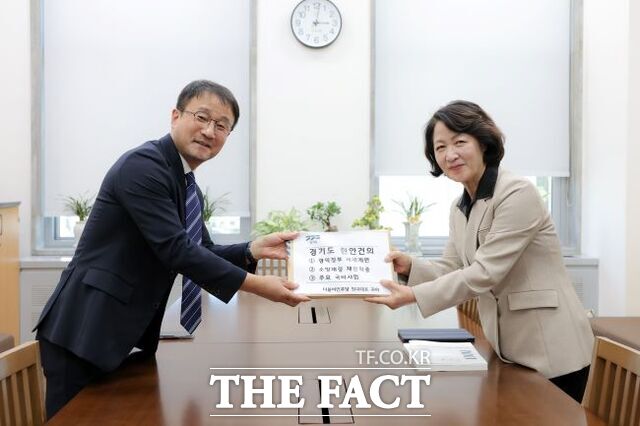 추미애 경기도지사와 한병도 더불어민주당 원내대표. /경기도
