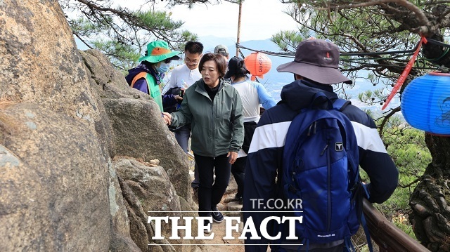 신계용 과천시장 지난 25일 관악산 연주산 일대에서 현장 점검을 하고 있다. /과천시