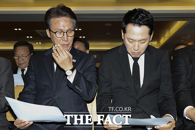 헌화하는 김민석 더불어민주당 대표(왼쪽)와 장동혁 국민의힘 대표.