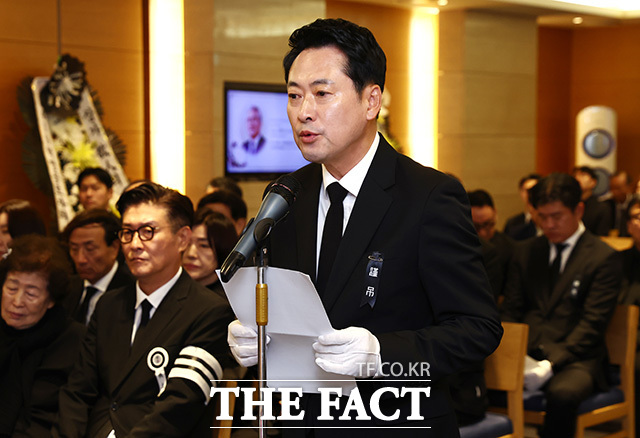 헌화하는 김민석 더불어민주당 대표(왼쪽)와 장동혁 국민의힘 대표.
