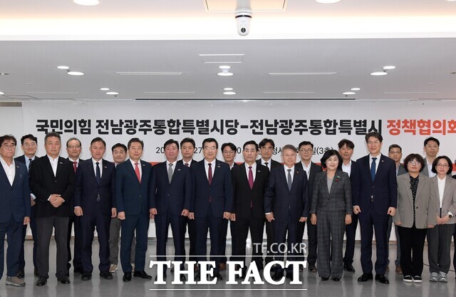민형배 전남광주시장이 27일 광주청사 중회의실에서 열린 국민의힘 전남광주시당 정책협의회에 참석해 참석자들과 기념 촬영을 하고 있다. /전남광주시 제공