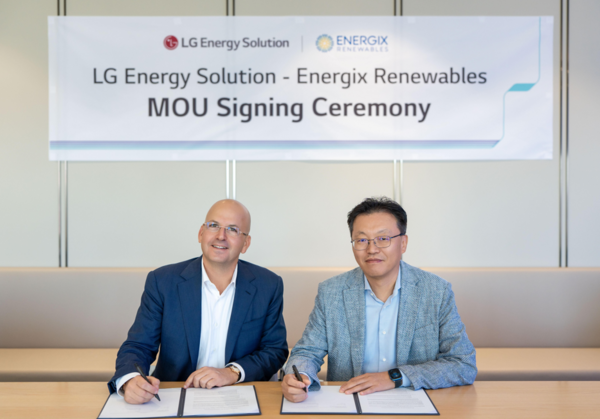 [참고사진] LG에너지솔루션과 에너직스(Energix)가 ESS 공급을 위한 MOU를 체결했다. 왼쪽부터 에너직스 CEO 아사 레빈저(Asa Levinger), LG에너지솔루션 ESS전지사업부장 강창범 전무 / LG에너지솔루션