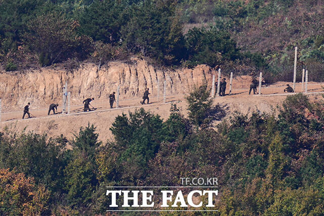 철책 보강하는 북한 군인들.