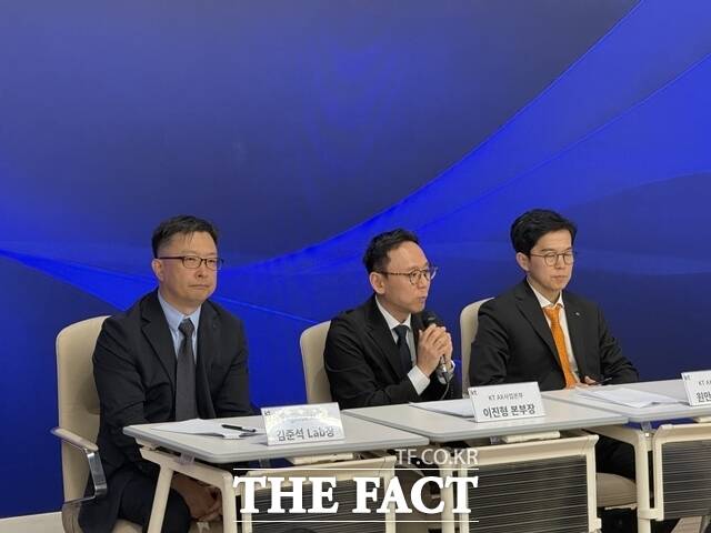 김준석 KT AX사업본부 랩장, 이진형 본부장, 원만호 본부장(왼쪽부터)이 27일 서울 종로구 웨스트빌딩에서 열린 기자간담회에서 질의응답을 하고 있다. /이윤경 기자