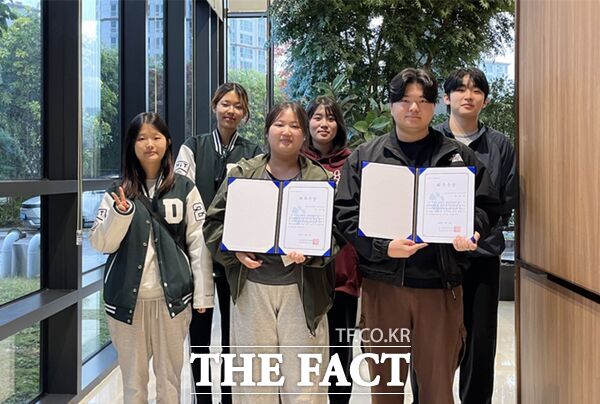 대전보건대학교 치기공학과가 27일 대전시 신협중앙연수원에서 열린 '2026 충청권 치과기공사 연합 학술대회 & 치과기자재 전시회'의 학생실기경진대회에서 관교의치 부문에서 박인호 학생이, 치과교정 부문에서 우수연 학생이 최우수상을 석권했다. /대전보건대학교