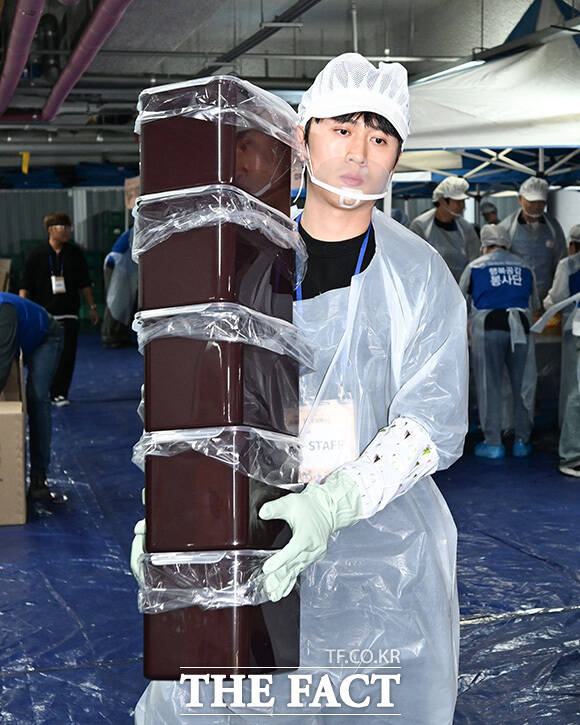 박하선이 김치를 담그고 있다.