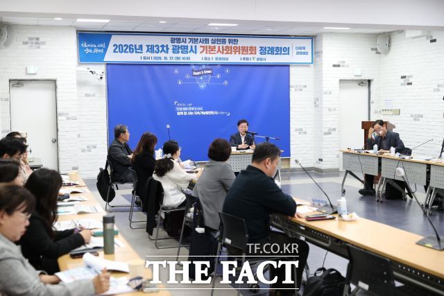 박승원 광명시장이 27일 오후 시청 중회의실에서 열린 제3회 광명시 기본사회위원회 정례회의에 참석해 위원들과 ‘광명시 기본사회 중기 종합계획안’에 대해 논의하고 있다. /광명시